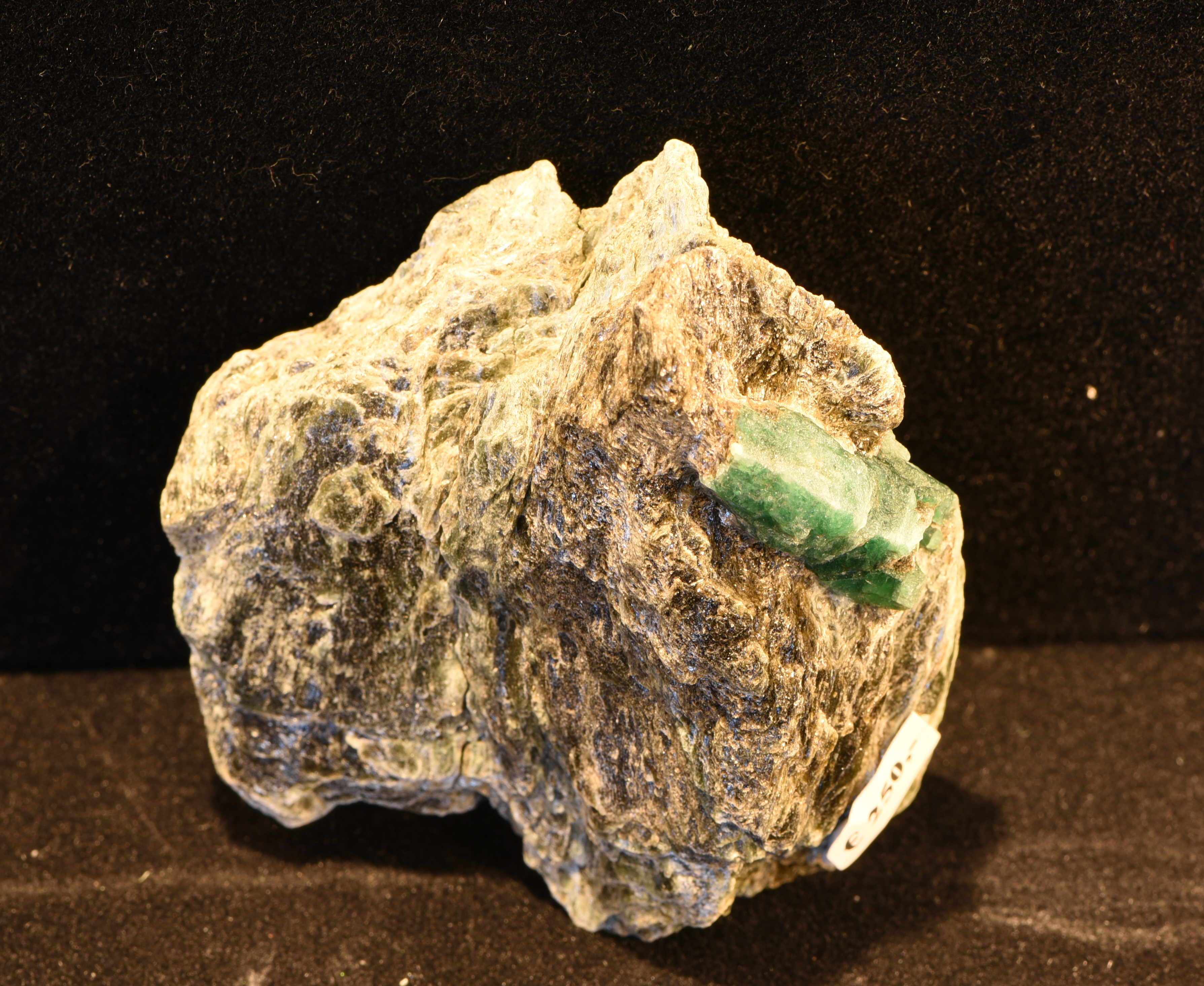 Smaragdstufe mit großem Einzelkristall