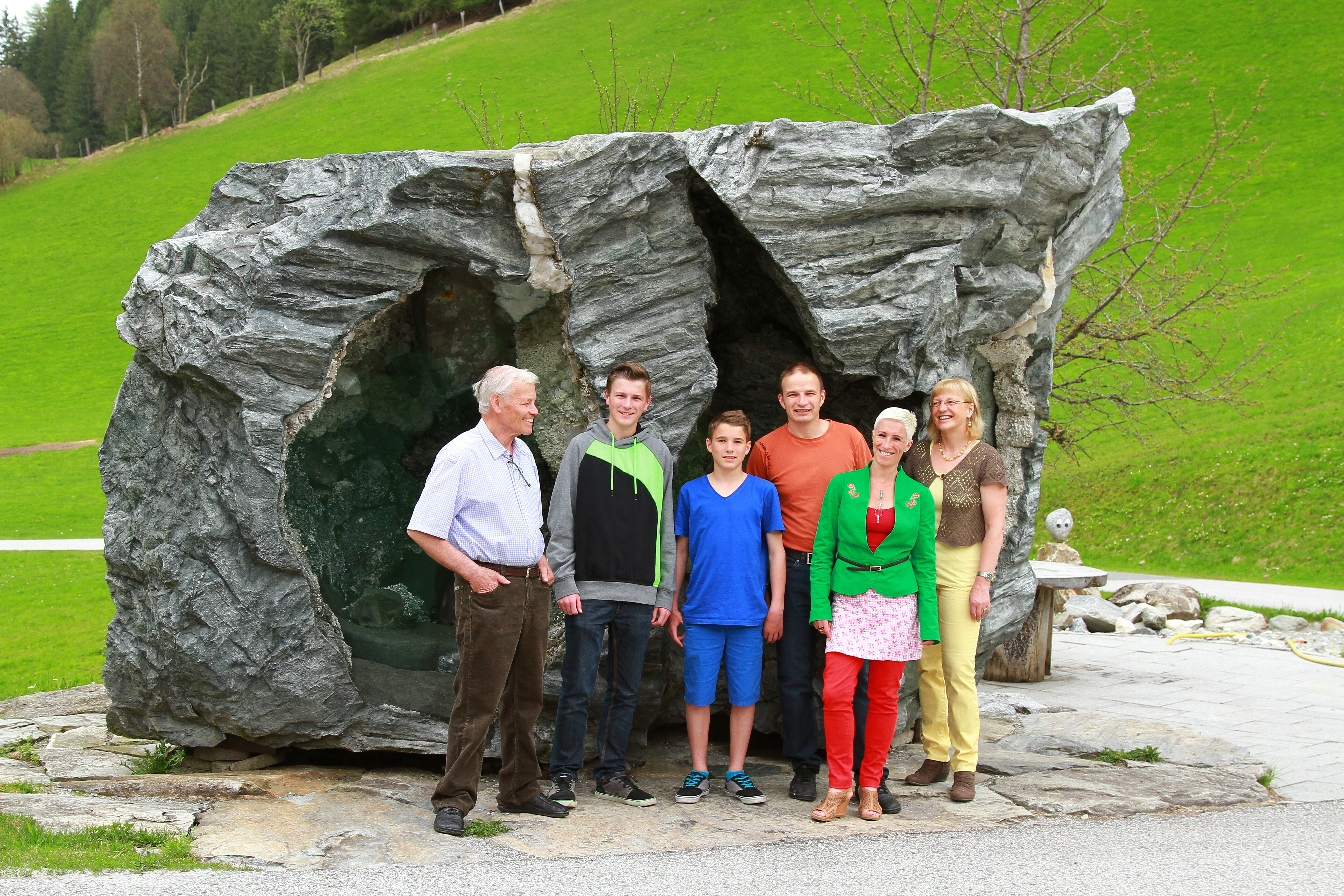 Familie Steiner bei der Kristallkluft vorm Haus
