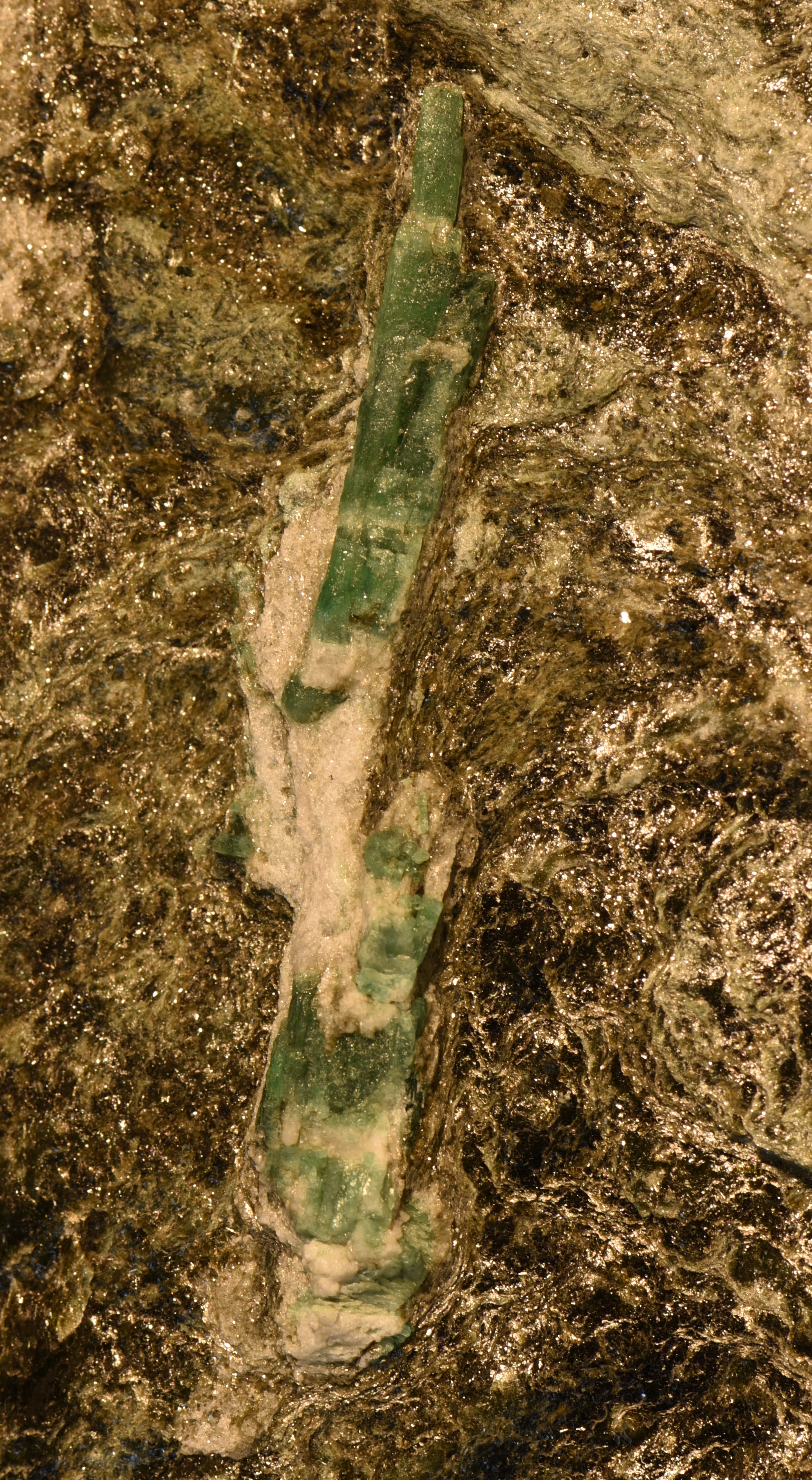 Smaragdkreuz auf Aktinolithsockel
