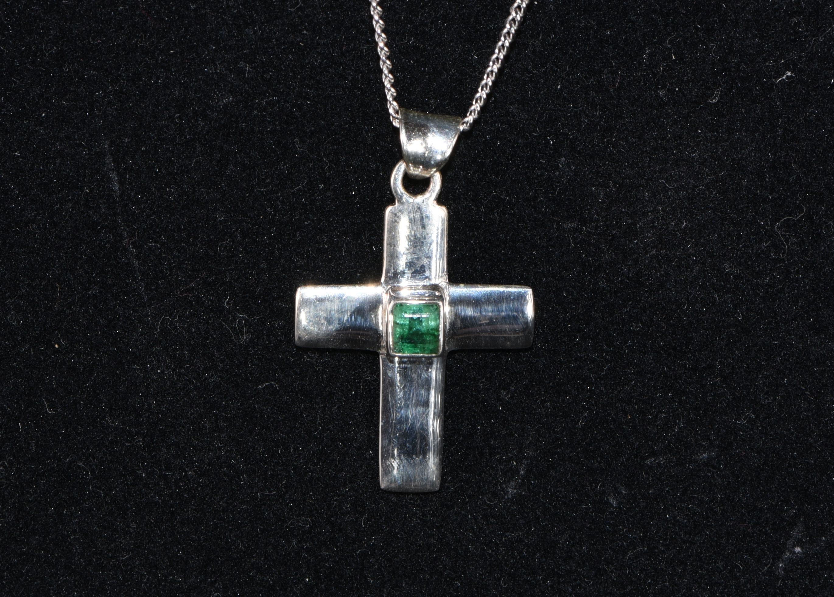 Smaragdkreuz in Silber