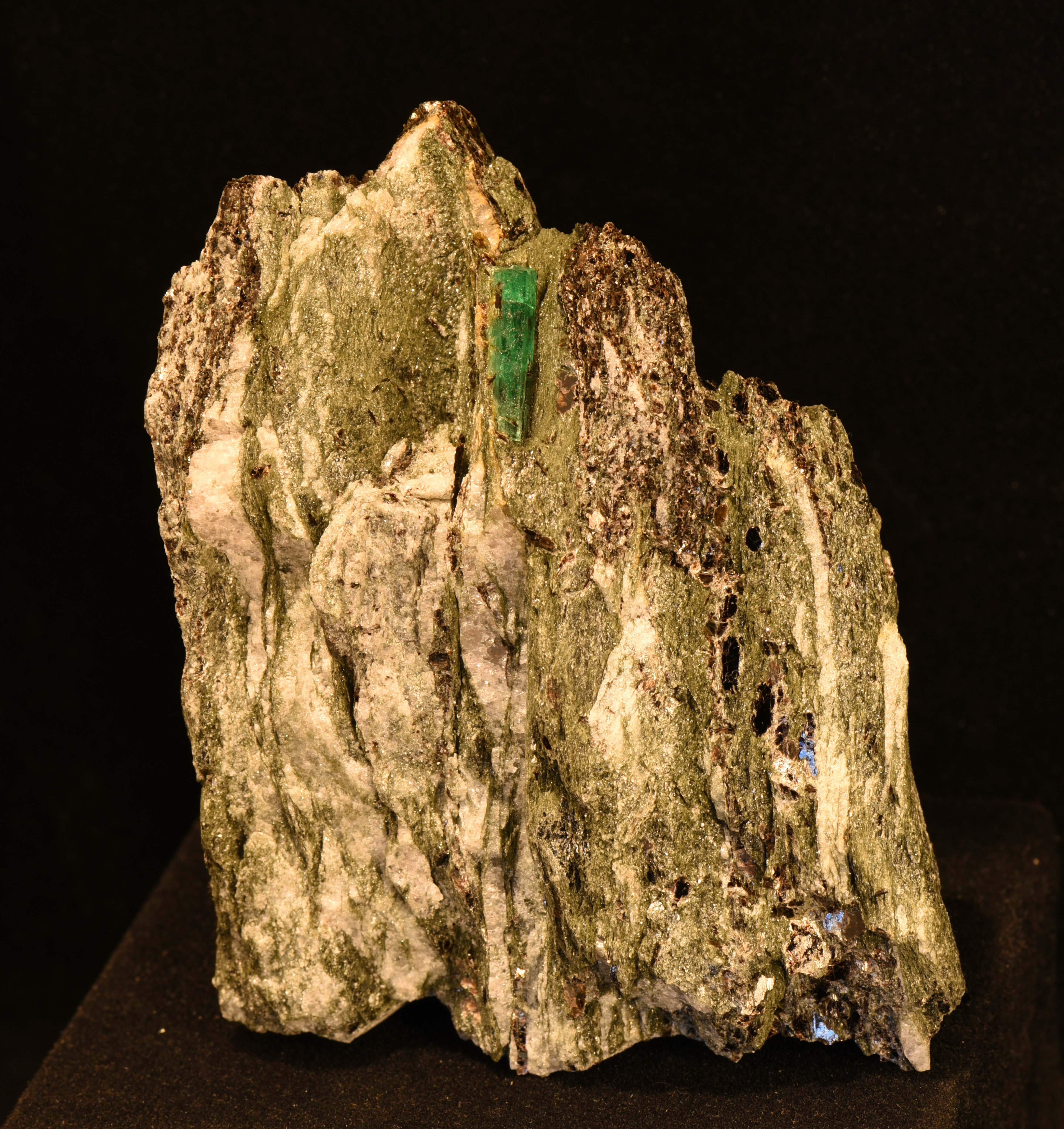 Smaragdstufe mit klarem Einzelkristall